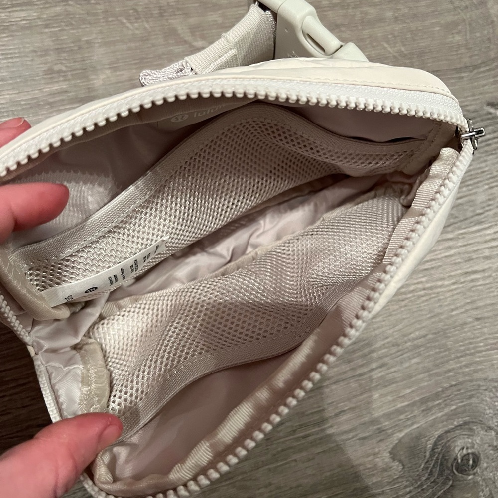*Last1*NWT Lululemon Everywhere Belt Bag - White - Picture 4 of 13